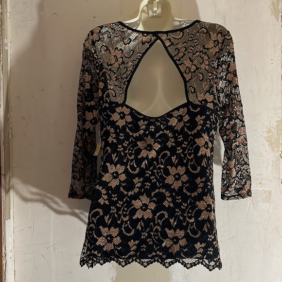 Ladies 3/4 sleeve lace top - Picture 2 of 8